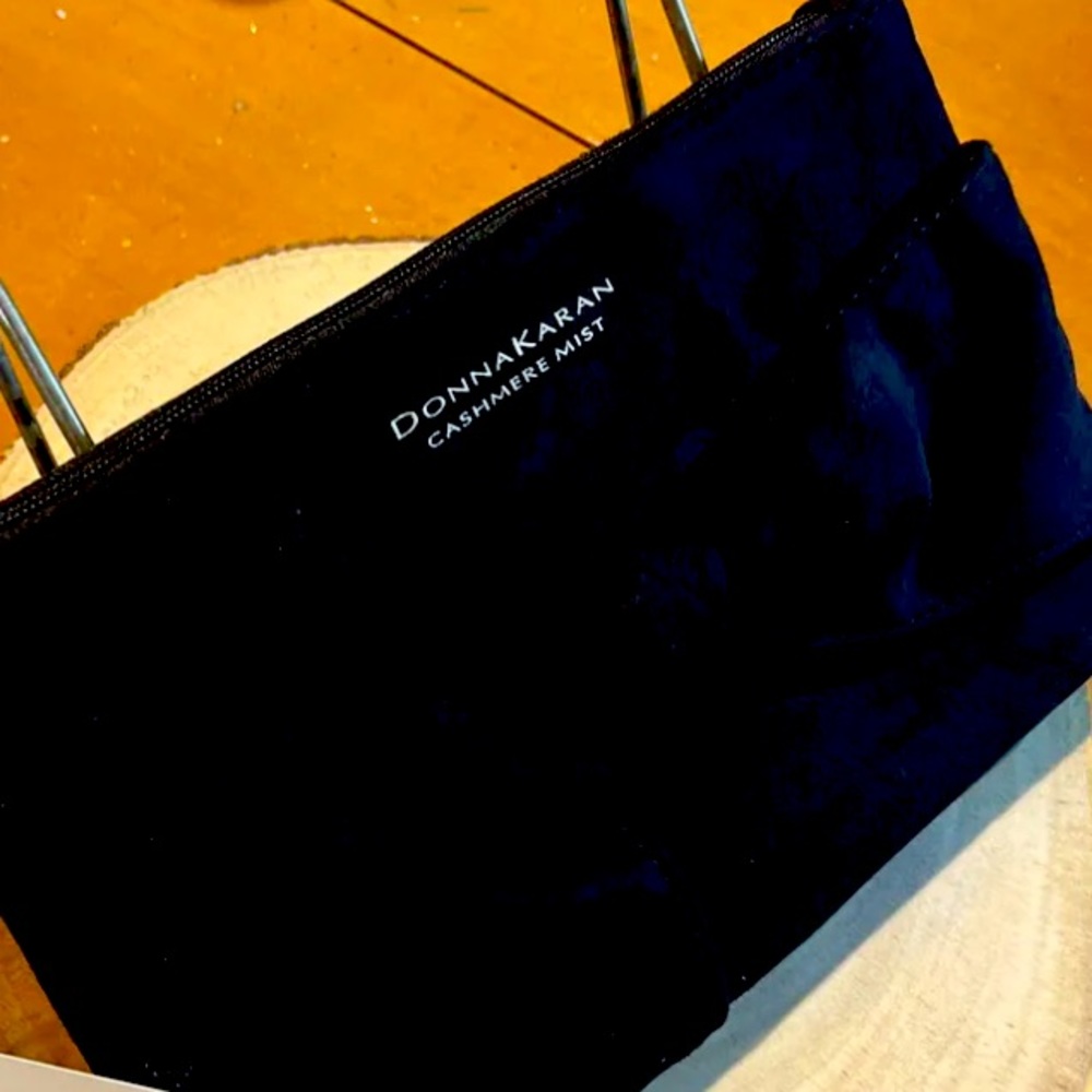 New Donna Karan Black Cosmetic Bag Clutch/Zipper+2 Spray samples cashmere Mist